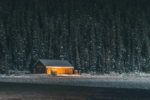 Kis Faház Fagyott Louise Partján Késő Télen Hófákkal Körülvéve Háttérben — Stock Fotó