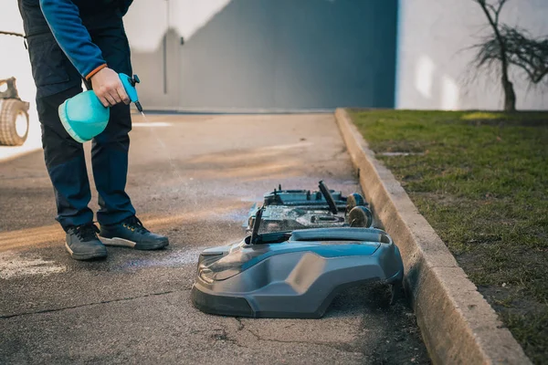 Robotik Otonom Bir Çim Biçme Makinesinin Altını Temizleyen Adam Servis — Stok fotoğraf