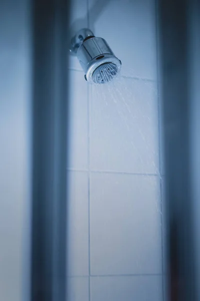 Dirty Shower Head Wirth Spraying Water Out Dirty Shower Bathroom — Stock Photo, Image