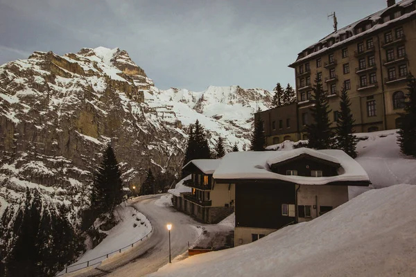 Soğuk Bir Kış Gecesinde Sviçre Nin Murren Kentindeki Kır Evleri — Stok fotoğraf