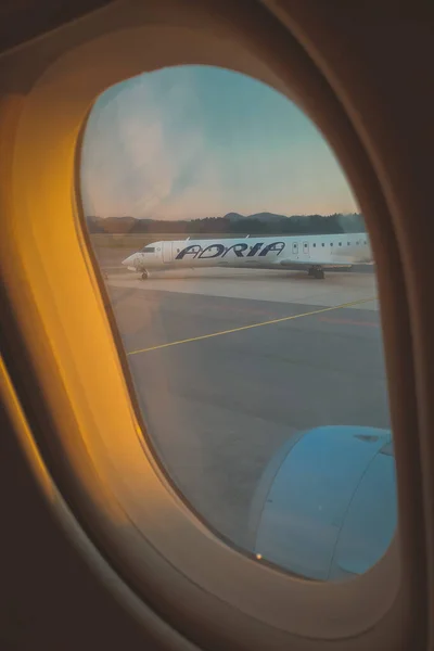 リュブリャナ スロベニア 2020 近代的な遺物 破産したエイドリア航空のジェットは 一度近代的な航空会社を思い出させる唯一のものとしてリュブリャナ空港のエプロンに座って孤独です — ストック写真