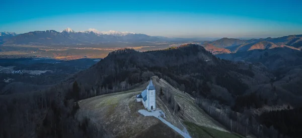 Foto Aérea Del Dron Bonita Iglesia Encantadora Saint Primoz Una —  Fotos de Stock