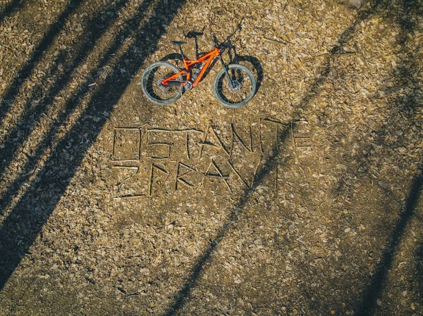 Вертикальное Фото Горного Велосипеда Лежащего Лесной Подстилке Покрытой Листьями Пишущего — стоковое фото
