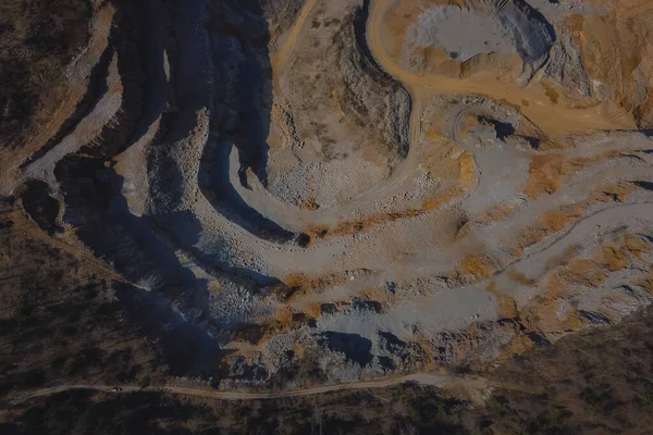位于斯洛文尼亚维尔德的开阔矿山或采石场的垂直无人机全景 看得见的梯田和广阔的沙石表面 直视下面 露出有趣的形状 — 图库照片