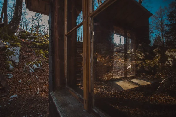 Détail Des Fenêtres Des Chalets Cachés Dans Les Profondeurs Forêt — Photo