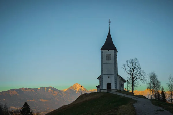 Caminho Para Bonito Fantástica Igreja Encantadora Saint Primoz Uma Pequena — Fotografia de Stock