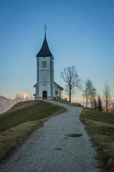 Camino Hacia Bonita Iglesia Encantadora Saint Primoz Una Pequeña Colina — Foto de Stock