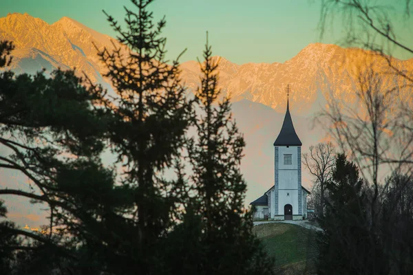 Fantástica Iglesia Encantadora Saint Primoz Una Pequeña Colina Con Colorido — Foto de Stock