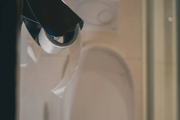 Otel Banyosundaki Bir Askıda Tuvalet Kağıdı Rulo Arka Planda Görünür — Stok fotoğraf