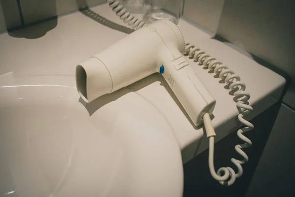 宾馆浴室洗澡间的白色吹风机 — 图库照片