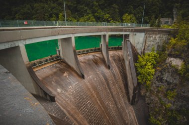 Slovenya 'nın Moste kentindeki hidroelektrik santrali için küçük ama dik bir baraj. Yukarıdan hidroelektrik barajı görünüyor, aşağıya bakıyor..