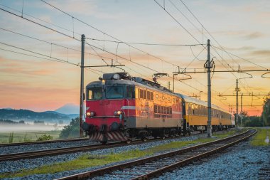 Prag 'dan Rijeka' ya giden gece treni romantik bir sabah erken saatlerde gün doğumuyla birlikte Ljubljana bataklığının üzerinden geçiyor. Dalmaçya 'ya hızlı bir gece ekspresi.