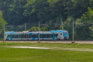 KRESNICE, SLOVENIA, 15.7.2020: Stadler tarafından yapılan 610 serili modern ve yeni Sloven yolcu treni Flört, bir demiryolu ağına tanıtımı kapsamında test ediliyor.