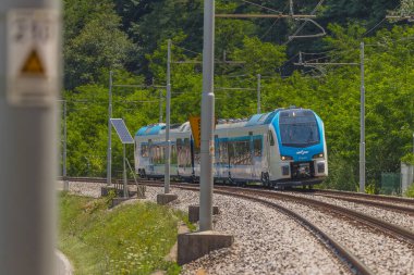 KRESNICE, SLOVENIA, 15.7.2020: Stadler tarafından yapılan 610 serili modern ve yeni Sloven yolcu treni Flört, bir demiryolu ağına tanıtımı kapsamında test ediliyor.