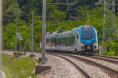 KRESNICE, SLOVENIA, 15.7.2020: Stadler tarafından yapılan 610 serili modern ve yeni Sloven yolcu treni Flört, bir demiryolu ağına tanıtımı kapsamında test ediliyor.