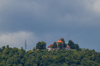 Slovenya 'nın başkenti Ljubljana' nın yanındaki Smarna gora ya da Saint Mary 'deki bir kilisenin telefon görüşü