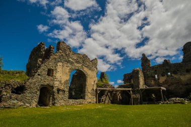 Avusturya 'nın Styria kentindeki Mura Vadisi' nin üzerinde Steinschloss kalesinin kalıntıları yükseliyor. Avusturya 'daki ortaçağ harabeleri güneşli bir günde, duvarlar yıkılıyor..