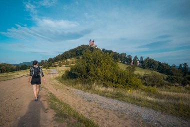 Slovakya 'daki Banska Stiavnica Süvari Alayı' nın kurbağa perspektifi, yaz güneşinde yıkanan güzel bir barok nesnedir. Suda görülebilir yansıma