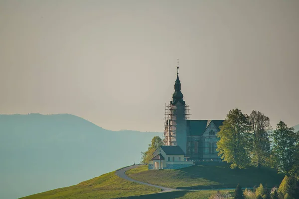 Pequeña Iglesia Pintoresca Crni Vrh Eslovenia Durante Las Primeras Horas — Foto de Stock