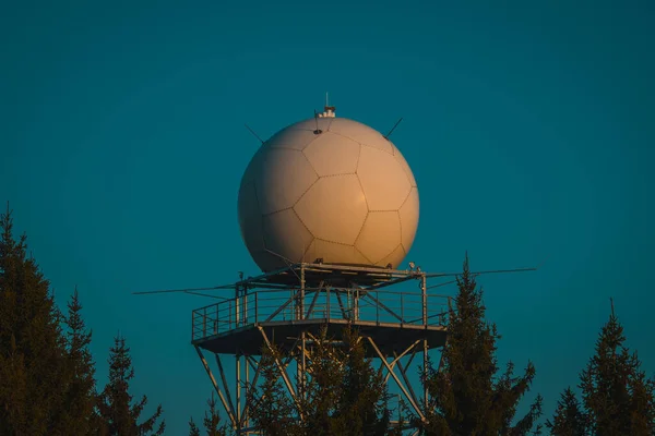 斯洛文尼亚Pasja Ravan山上用于在日出时分测量降水的雨雷达或气象多普勒雷达的详细视图 — 图库照片