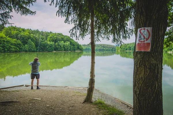 Hombre Está Pescando Lugar Lago Donde Dice Claramente Que Debe — Foto de Stock