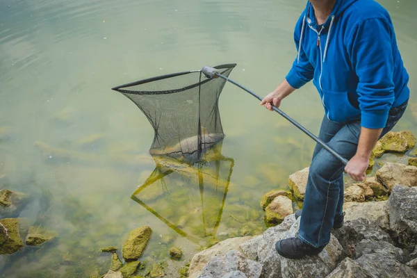 Uomo Tirando Fuori Pesce Che Appena Catturato Nel Lago Utilizzando — Foto Stock