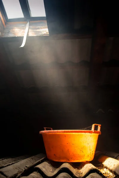 Старое Красное Ведро Стоящее Туманной Обстановке Чердаке Красное Ведро Освещенное — стоковое фото