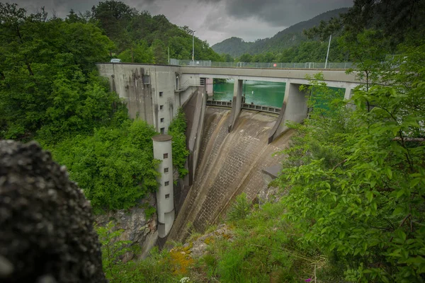 スロベニアのMosteにある水力発電所のための小さいながらも急なダム 上からの高電ダムの眺めを見下ろし — ストック写真