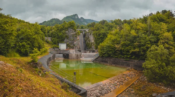 Kleine Maar Steile Dam Voor Waterkrachtcentrale Moste Slovenië Zicht Hidroelektrische — Stockfoto