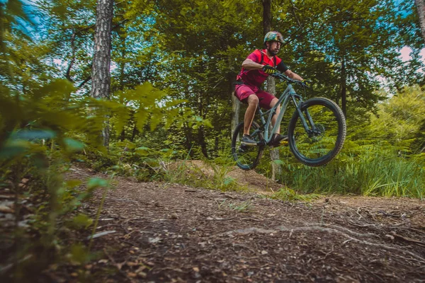 Side View Young Caucasian Male Jumping Mountain Bike Jump Singletrail — Stock Photo, Image