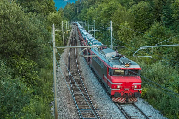 Zug Mit Neu Produzierten Autos Güterzug Mit Beladenen Autos Der — Stockfoto