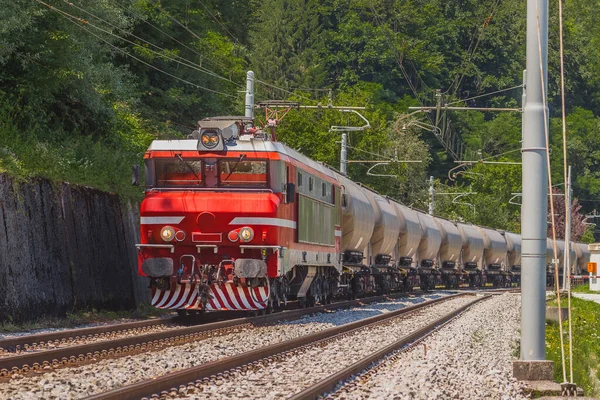 Vlak Vleče Vozy Cementem Nákladní Vlak Dlouhou Řadou Cementových Vozů — Stock fotografie