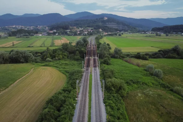 Luftaufnahme Von Bahngleisen Die Abends Über Eine Metallbockbrücke Ländlicher Umgebung — Stockfoto