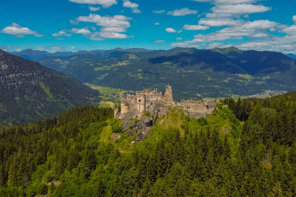 Panorama Dronów Powietrznych Ruin Zamku Steinschloss Wznoszących Się Nad Doliną — Zdjęcie stockowe