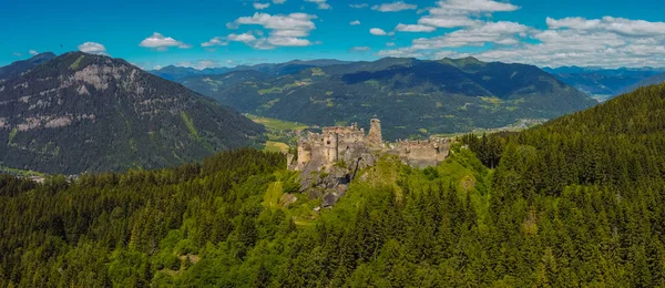 Letecké Bezpilotní Panorama Hradu Steinschloss Tyčí Nad Údolím Mura Styrii — Stock fotografie