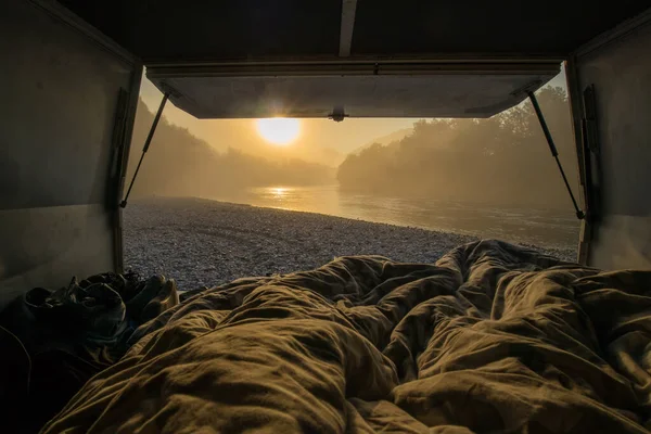 Utsikt Från Säng Vintage Husbil Parkerade Stranden Flod Tidigt Morgonen — Stockfoto