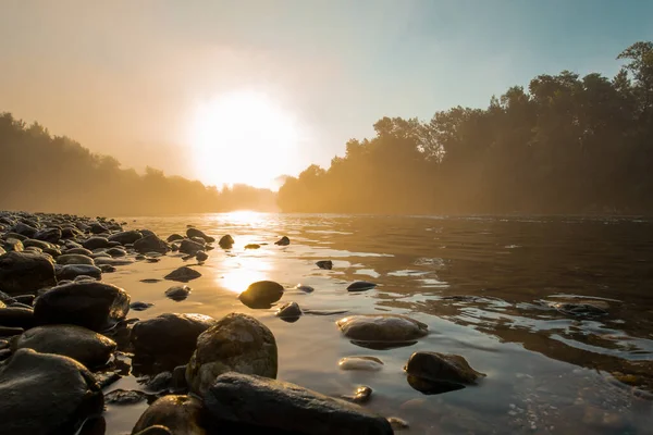 Dimmiga Dimmiga Panorama Över Flod Och Flodstrand Med Kullerstenar Tidigt — Stockfoto