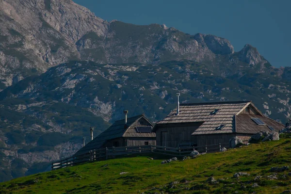 Typowe Stare Drewniane Domki Szczycie Wzgórza Velika Planina Płaskowyż Środkowej — Zdjęcie stockowe