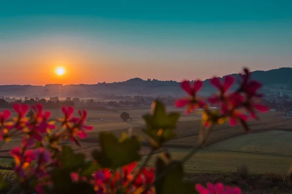 清早黄昏时分 田园诗般的奥斯特里安村Sankt Georgen Attergau村美丽多彩的晨景 — 图库照片
