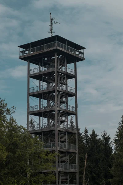 在奥地利Attergau地区 一名男子用金属和木材建造了一座了望塔 在多云的天气里 他高高地爬过了当地的山丘 — 图库照片