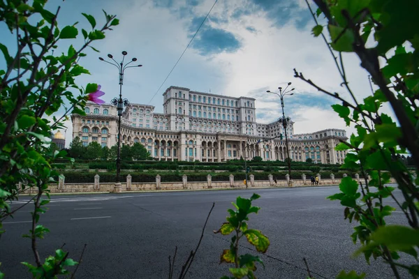 Romanya Parlamentosunun Koltuğu Romanya Nın Bükreş Kentinde Bulutlu Bir Yaz — Stok fotoğraf
