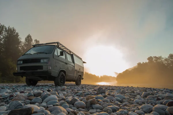 Vintage Campervan Retro Estacionado Campo Salvaje Lado Río Primeras Horas — Foto de Stock