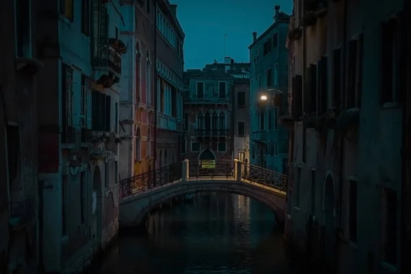 Hermoso Puente Pequeño Con Iluminación Amarilla Sobre Canal Magnífica Ciudad —  Fotos de Stock