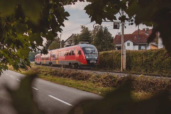 Slovenya Diğer Avrupa Ülkelerinde Kullanılan Çağdaş Elektrikli Banliyö Treni Yolcularla — Stok fotoğraf