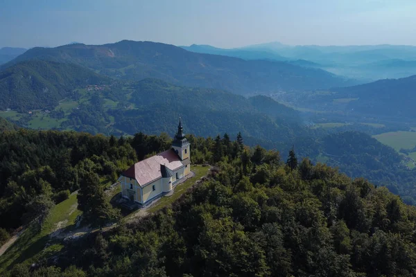 一个夏日的早晨 斯洛文尼亚萨瓦谷克雷斯尼斯山顶上的Sveti Miklavz或Saint Nicholas教堂的全景 — 图库照片