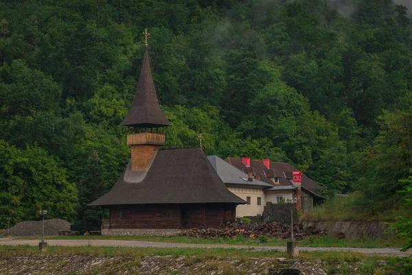 在阴云密布的早晨 俯瞰罗马尼亚的伏地那修道院 隐居在茂密的绿林中 — 图库照片