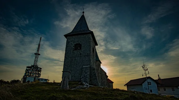 Iglesia Antena Comunicaciones Cima Del Monte Kum Eslovenia Mañana Soleada — Foto de Stock