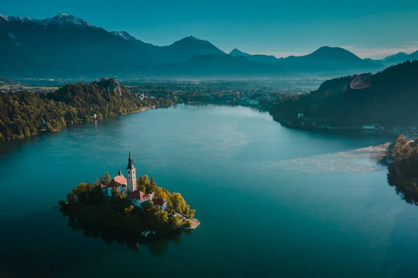 Drone Aéreo Foto Lago Bled Ilha Com Igreja Nevoeiro Nebuloso — Fotografia de Stock