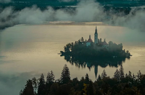 Foto Panorâmica Lago Ilha Bled Com Igreja Uma Manhã Nebulosa — Fotografia de Stock