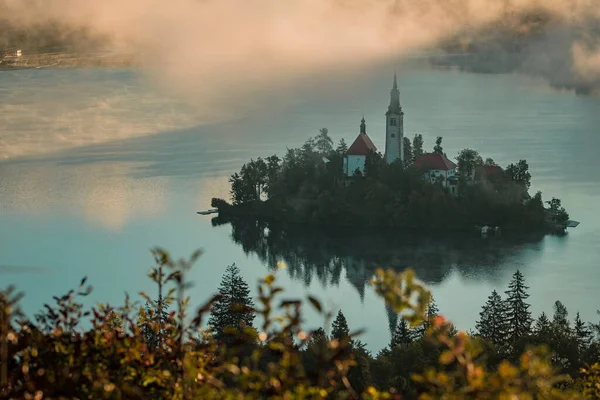 Panoramatická Fotografie Jezera Bled Ostrov Kostelem Chladném Mlhavém Podzimním Ránu — Stock fotografie